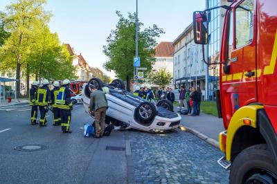 Ludwigsburg: 5 Verletzte - darunter ein 8-monatiges Baby - nach schwerem Crash mit Fahrzeugueberschlag